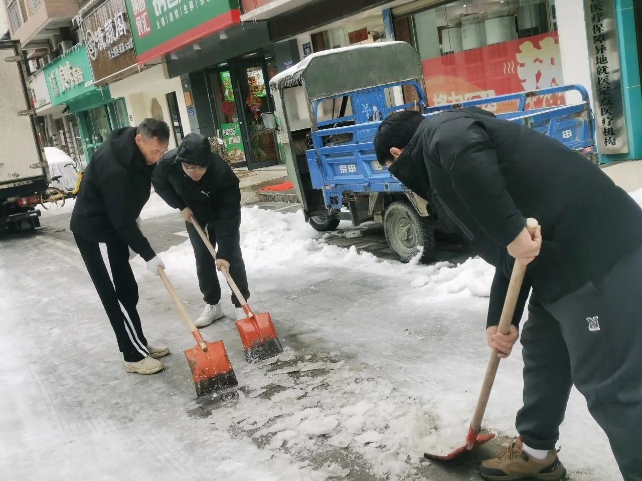 鏟冰除雪 溫暖相伴——天海集團(tuán)參與清冰障、除冰凍行動